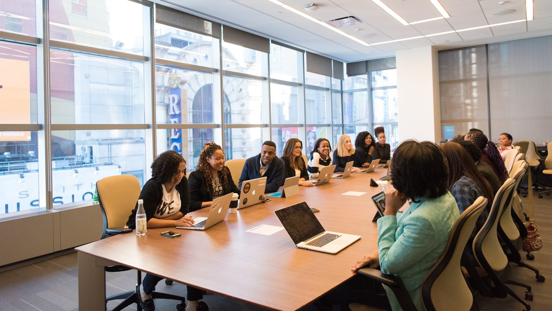 grupo de personas en una sala de conferencias